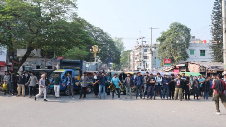 রুয়েট শিক্ষার্থীদের হামলা, প্রতিবাদে সড়ক অবরোধ