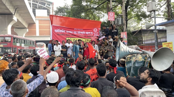 ঢাকার বিভিন্ন সড়ক অবরোধ করেছেন ব্যাটারিচালিত রিকশাচালকেরা