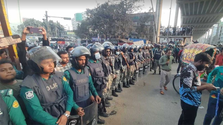 আনা হয়েছে জলকামান, কঠোর অবস্থানে পুলিশ